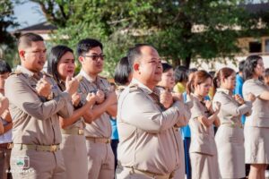 คณะครูและนักเรียน ร่วมกล่าวคำปฏิญญา โรงเรียนสุจริตและร่วมแสดงสัญลักษณ์การต่อตัานทุจริต เมื่อวันที่ 23 มิถุนายน 2568 ณ โรงเรียนหาดสำราญวิทยาคม